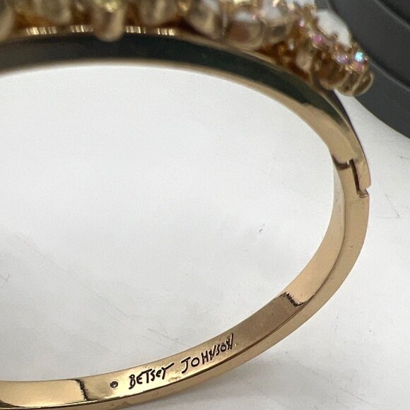 Betsey Johnson Hinged Bangle Bracelet Sz 6.75 Bee Flowers Rhinestones AB - Picture 5 of 7